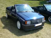 Opel Corsa A Michalak Spider. Dieses mal dunkelblau lackiert. Die damals in Mainz ansässige Karosseriebaufirma Michalak baute auf Basis des Opel Corsa A ca. 100 dieser formschönen Spider. Oldtimertreffen Zeche Hannover in Herne am 22.07.2018.