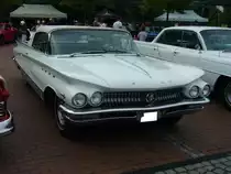 Buick Series 4800 Electra 225 Convertible des Jahrganges 1960. Der Electra 225 war das Spitzenmodell dieses Buick Modelljahrganges. Die 225 in der Modellbezeichnung weist auf die Gesamtlänge des Wagens = 225 Zoll (5,72 Meter) hin. Der V8-motor, des im Farbton arctic white lackierten Wagens, leistet aus 6571 cm³ Hubraum 325 PS. 15. US-Cartreffen am 28.07.2018 am CentroO.