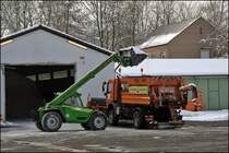 Der Kollege bel�dt mit dem MERLO den Streuautomaten des Atego 1828 mit Streusalz. (14.02.2009)
