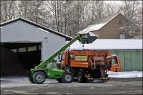 Der Kollege bel�dt mit dem MERLO den Streuautomaten des Atego 1828 mit NaCl. (14.02.2009)


