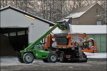 Der Stra�enw�rtermeister bef�llt  seinen  Streuautomaten mit NaCl. (14.02.2009)