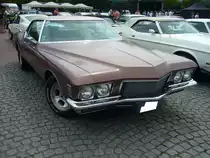 Buick Riviera von 1971. Hier wurde ein Riviera der dritten Serie abgelichtet. Diese Serie war bekannt als Boatteil-Riviera und wurde von 1970 bis 1973 produziert. Die Boattailmodelle waren stilistisch an die klassischen US-Sportwagen (Auburn und Duesenberg), der 1930´er Jahre angelehnt. Der V8-motor hat einen Hubraum von 7468 cm³ und leistet 253 PS. In der sportlicheren GS-Ausführung sind es 264 PS. 15. US-Cartreffen am 28.07.2018 am CentroO.