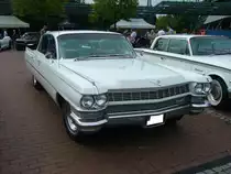 Cadillac Series 62 six window Sedan aus dem Jahr 1964. Im Modelljahr 1964 bekamen die Cadillacs den sogenannten  Doppeldecker-Kühlergrill . Alles Modelle dieses Jahrganges waren mit einem neu entwickelten V8-motor ausgerüstet, der aus 7030 cm³ Hubraum 340 PS leistet. Für daas Vergnügen, einen solchen Cadillac sein Eigen zu nennen, musste man mindestens US$ 5191,00 auf die Theke des Cadillac-Dealers legen. 15. US-Cartreffen am 28.07.2018 am CentroO.