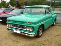 Chevrolet Apache C10 aus dem Modelljahr 1962. Von diesem Modell verkaufte Chevrolet im Jahr 1962 396.940 Pickup-Fahrzeuge in den verschiedensten Nutzlastklassen. Der Käufer konnte zwischen zwei Sechszylinderreihenmotoren mit 2850 cm³ Hubraum/91 PS und 4277 cm³/122 PS, sowie einem V8-motor mit einem Hubraum von 4637 cm³/230PS, wählen. 15. US-Cartreffen am 28.07.2018 am CentroO.