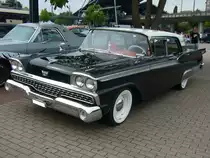 Ford Fairlane 500 Town Sedan aus dem Jahr 1959. Im Modelljahr 1959 hatte Ford vier Modellreihen im Verkausprospekt. Das Basismodell war der Custom 300 Darüber rangierte der Fairlane. Noch eine Stufe höher angesiedelt war die Modellreihe Fairlane 500. Als Spitzenmodell agierte die Baureihe Galaxie. Vom Fairlane 500 Town Sedan verkaufte Ford 1959 35.670 Autos zu einem Preis von mindestens US$ 2530,00 für die Bundesstaaten an der Ostküste und des mittleren Westen. In den Bundesstaaten an der Westküste musste der Käufer mindestens US$ 2648,00 ausgeben. Der Fairlane konnte mit folgenden Motorisierungen bestellt werden: Sechszylinderreihenmotor mit einem Hubraum von 3653 cm³ und einer Leistung von 145 PS oder mit einem V8-motor, der aus 4783 cm³ Hubraum 200 PS leistet. 15. US-Cartreffen am 28.07.2018 am CentroO.
