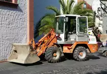 =Schaeff-Radlader von ULRICH-Bau steht im Juli 2018 in Fulda