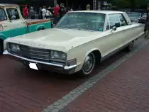 Chrysler New Yorker Hardtop Coupe des Modelljahres 1966. Im Modelljahr 1966 gab es bei Chrysler drei Modellreihen. Als Basismodell fungierte das Modell Newport, als mittlere Baureihe fungierte das Modell 300 und das Spitzenmodell war der New Yorker. Für ein solches Coupe waren mindestens US$ 4248,00 zahlbar. Der V8-motor des New Yorker leistet 350 PS aus 7210 cm³ Hubraum. 15. US-Cartreffen am 28.07.2018 am CentroO.