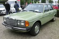 Im Gegensatz zu anderen Händlern zeigte Mercedes-Benz viele gebrauchte Fahrzeuge, wie diesen W123 auf der Autoschau in Krefeld an der Rennbahn, 24.6.18