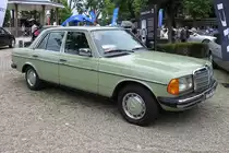 Der Mercedes-Benz 300D holt 80 PS aus aus einem 5-Zylinder-Motor mit 3 Litern.
Autoschau in Krefeld an der Rennbahn, 24.6.18 
