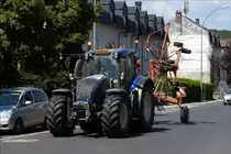 Valtra Traktor mit Heuwender auf dem Weg zum nächsten Feld.  02.08.2018