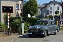 Mercedes Benz Ponton aufgenommen beim überqueren eines Bahnübergangs.  03.08.18  (Jeanny)