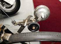 =Seilzugglocle  Villa  monitiert am Dürkoppfahrrad, gesehen im Automobilmuseum Fichtelberg im Juli 2018