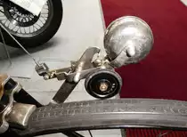 =Seilzugglocle  Villa  monitiert am Dürkoppfahrrad, gesehen im Automobilmuseum Fichtelberg im Juli 2018