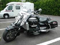 =Triumph mit Seitenwagen steht auf dem Parkplatz des Deutschen Automobil-Museums in Fichtelberg, Juli 2018