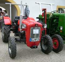 MF35 im Innenhof des Schlo�es beim Traktorentreffen im Landwirtschaftsmuseum Blankenhain
