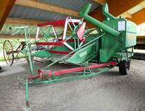 =OSCHA-Mähdrescher aus Schweden, Bj. 1961, präsentiert im Deutschen Automobilmuseum Fichtelberg im Juli 2018. Der Drescher wird durch einen Traktor gezogen bzw. angetrieben und hat eine Schnittbreite von 1,52 m.
