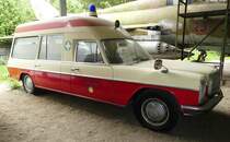 =MB 220 D als ehemaliger Werkskrankenwagen der Michelinwerke Bamberg, Bj. 1971, präsentiert im Deutschen Automobilmuseum Fichtelberg im Juli 2018
