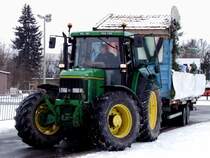 John Deere6900 beim Zur�ckschieben eines Einachsh�nger, welcher f�r den Faschingsumzug in Ried i.I. dekoriert wird; 090215