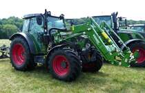 =Fendt Vario mit Fendt Cargo-Frontlader 3 X 65, gesehen auf dem Ausstellungsgelände bei den Fendt-Freunden Bad Bocklet im Juni 2018
