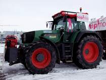 Fendt930 wird gerade f�r den Faschingumzug in Ried i.I.  aufgeputzt ; 090215