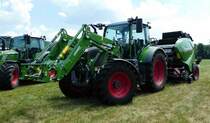 =Fendt 516 Vario mit Fendt Cargo-Frontlader 4 X 80, steht auf dem Ausstellungsgelände bei den Fendt-Freunden Bad Bocklet im Juni 2018
