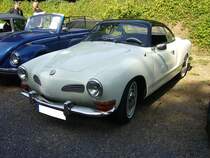 VW Typ 14 Karmann-Ghia Coupe aus dem Modelljahr 1969. Für das Modelljahr 1969 erhielt der Typ 14 erstmalig vorne die eckigen Blinker. Von 1967 bis 1970 war der Typ 14 ausschließlich mit dem Motor des VW 1500 lieferbar. Der im Heck verbaute, luftgekühlte Vierzylinderboxermotor hat einen Hubraum von 1493 cm³ und leistet 44 PS. Die Höchstgeschwindigkeit wurde mit 136 km/h angegeben. Oldtimertreffen  Schwarzwaldhaus  Mettmann am 12.08.2018.