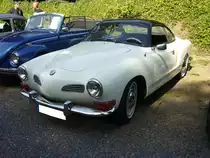 VW Typ 14 Karmann-Ghia Coupe aus dem Modelljahr 1969. Für das Modelljahr 1969 erhielt der Typ 14 erstmalig vorne die eckigen Blinker. Von 1967 bis 1970 war der Typ 14 ausschließlich mit dem Motor des VW 1500 lieferbar. Der im Heck verbaute, luftgekühlte Vierzylinderboxermotor hat einen Hubraum von 1493 cm³ und leistet 44 PS. Die Höchstgeschwindigkeit wurde mit 136 km/h angegeben. Oldtimertreffen  Schwarzwaldhaus  Mettmann am 12.08.2018.