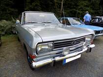 Opel Rekord B L6 2600 Coupe, gebaut in den Jahren 1965 und 1966. Für ein solches Coupe musste man mindestens DM 9310,00 auf die Theke des Opel-Händlers legen. Der Sechszylinderreihenmotor hat einen Hubraum von 2605 cm³ und leistet 100 PS. Die Höchstgeschwindigkeit war beim Coupe mit 168 km/h angegeben. Der Rekord B mit dem Sechszylindermotor verkaufte sich lediglich 3705 mal (Limousine und Coupe zusammen). Oldtimertreffen  Schwarzwaldhaus  in Mettmann am 12.08.2018.