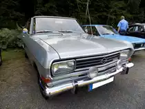 Opel Rekord B L6 2600 Coupe, gebaut in den Jahren 1965 und 1966. Für ein solches Coupe musste man mindestens DM 9310,00 auf die Theke des Opel-Händlers legen. Der Sechszylinderreihenmotor hat einen Hubraum von 2605 cm³ und leistet 100 PS. Die Höchstgeschwindigkeit war beim Coupe mit 168 km/h angegeben. Der Rekord B mit dem Sechszylindermotor verkaufte sich lediglich 3705 mal (Limousine und Coupe zusammen). Oldtimertreffen  Schwarzwaldhaus  in Mettmann am 12.08.2018.