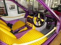 =Cockpit des Bond Bug, Bj. 1971 von Bond Cars Ltd., 600 ccm, 38 PS, präsentiert im Deutschen Automobilmuseum Fichtelberg im Juli 2018. Von diesem Fahrzeug gibt es in Deutschland, nach Angaben des Museums, 2 Exemplare.