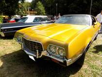 Ford Gran Torino Coupe des Modelljahres 1972. Die Torino Reihe wurde von 1972 bis 1976 produziert. In den Jahren 1972 und 1973 trugen die Modelle noch die sogenannte Knudsen-Nase, wie wir sie auch vom Ford Taunus TC kennen, an Kühlergrill und Motorhaube. Bei der Motorisierung konnte man in diesem Modelljahrgang zwischen einem Sechszylinderreihenmotor mit 4.096 cm³ und einer Leistung von 98 PS und fünf verschiedenen V8-motoren wählen. Der abgelichtete Gran Torino ist im Farbton medium bright yellow lackiert. Oldtimertreffen  Schwarzwaldhaus  in Mettmann am 12.08.2018.