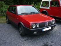 Der Fiat Ritmo kam 1978 als Nachfolger des legendären Fiat 128 auf den Markt. Das Modell war als drei- und fünftürige Schräghecklimousine mit etlichen Benzin- und Dieselmotorisierungen lieferbar. Der abgelichtete Fiat Ritmo Abarth 130TC war nur dreitürig lieferbar und war ab 1983 das sportliche Spitzenmodell dieser Baureihe. Der Vierzylinderreihenmotor hat einen Hubraum von 1995 cm³ und leistet 130 PS. Die Höchstgeschwindigkeit wurde damals mit 198 km/h bei einem Verbrauch von 8,8 Litern auf 100 Kilometern angegeben. Oldtimertreffen  Schwarzwaldhaus  in Mettmann am 12.08.2018.