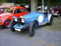 Riley Nine Roadster. 1926 - 1935. Das Modell  Nine , des Herstellers aus Coventry, war als offener Tourenwagen, Roadster und Limousine (Saloon genannt) lieferbar. Angetrieben wird der Wagen von einem Vierzylinderreihenmotor, der aus 1087 cm³ Hubraum ca. 30 PS leistet. Oldtimertreffen  Schwarzwaldhaus  in Mettmann am 12.08.2018.