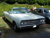 Chevrolet Chevelle Malibu Convertible des Modelljahres 1965 im Farbton ermine ivory. Die Modelle dieser Baureihe waren mit etlichen Sechszylinderreihenmotoren und V8-motoren lieferbar. Oldtimertreffen  Schwarzwaldhaus  in Mettmann am 12.08.2018.