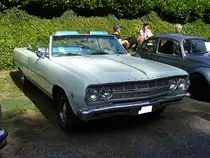 Chevrolet Chevelle Malibu Convertible des Modelljahres 1965 im Farbton ermine ivory. Die Modelle dieser Baureihe waren mit etlichen Sechszylinderreihenmotoren und V8-motoren lieferbar. Oldtimertreffen  Schwarzwaldhaus  in Mettmann am 12.08.2018.