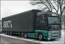 Dieser starke TGA 18.530 L�we der schweizer BECK Transport AG aus Mauren/TG verbrachte das Wochenende auf dem Rasthof Sauerland-Ost. Das im Jahr 1963 gegr�ndete Unternehmen setzt heute rund 30 Lkw&acute;s (nat�rlich ab 500 PS aufw�rts) unterandem in den Berreichen Ladungsverkehr, Komplettladung, Thermo, K�hl- und Tiefk�hl, Volumen und Spezialtransporte ein. Eingesetzt werden Volvo FH 520PS (Volumentransporte), MAN TGA 18.530 und SCANIA R500 V8 mit Megatrailer. (15.02.2009)
