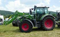 =Fendt 516 Vario mit Fendt-Cargofrontlader 4 X 80, gesehen auf dem Ausstellungsgelände der Fendt-Freunde Bad Bocklet im Juni 2018