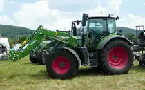 =Fendt 516 Vario mit Fendt-Cargofrontlader 4 X 80, gesehen auf dem Ausstellungsgelände der Fendt-Freunde Bad Bocklet im Juni 2018
