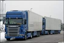 Optimal steht der SCANIA R500 \8/ und der RENAULT MAGNUM 500PS(?) einer K�hlspedition aus dem Essner Raum nicht. In der Not wird einfach dort geparkt wo irgentwo Platz ist und wenn dann eine Parkbucht frei wird, darf man das Fahrzeug ja nicht wegbewegen weil dann die Ruhrzeit unterbrochen wird..... (15.02.2009)
