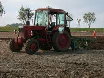 Belarus MTS82 steht nach dem Wettpfl�gen vor seiner Parzelle. Dieses Wettpfl�gen fand am Samstag des Schleppertreffens in Schellenberg