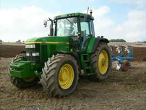 John Deere 7710 steht nach dem Wettpfl�gen vor seiner Parzelle. Schellenberg 2008
