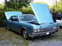 Lincoln Continental Limousine aus dem Modelljahr 1967. Charakteristisch bei diesem Modell sind die an der C-Säule angeschlagenen Türen für Passagiere auf der Rücksitzbank. Angetrieben wird der Continental von einem V8-motor, der aus 7565 cm³ Hubraum 345 PS leistet. Die Höchstgeschwindigkeit wurde 1967 mit 190 km/h angegeben. Dann verbrannte er aber auch schon mal 25 Liter Kraftstoff auf 100 Kilometer. Oldtimertreffen  Schwarzwaldhaus  in Mettmann am 12.08.2018.