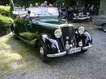 Einer von 530 gebauten Mercedes Benz W136 OTP, wie er in den Jahren von 1950 bis 1953 von verschiedenen Polizeidirektionen im Bundesgebiet angeschafft wurde. Das OTP steht übrigens für O ffener T ourenwagen P olizei. In den meisten Fahrzeugen wurde der bewährte Vierzylinderdieselreihenmotor mit einem Hubraum von 1767 cm³ und einer Leistung von 40 PS verbaut. Oldtimertreffen  Schwarzwaldhaus  in Mettmann am 12.08.2018.