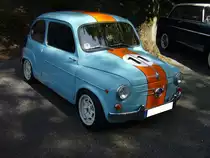 Seat 600D. 1963 - 1967. Der 600D basiert auf einem Lizenzvertrag zwischen Fiat aus Italien und Seat aus Spanien. Dieses Auto trieb die Volksmotorisierung im Spanien der 1960er Jahre voran. Der im Heck verbaute 4-Zylinderreihenmotor hat einen Hubraum von 767 cm³ und leistet 32 PS. Der abgelichtete 600D ist aber wohl Motor- und Fahrwerkstechnisch optimiert. Oldtimertreffen  Schwarzwaldhaus  in Mettmann am 12.08.2018.