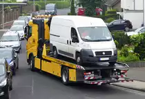 Defekter Fiat Dukato beim Abtransport auf ADAC-Abschlepper MB 420 bei Euskirchen - 11.06.2018