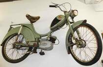 =Mammut-Moped der Mammutwerke Bielefeld hängt an der Wand im Deutschen Automobilmuseum Fichtelberg im Juli 2018