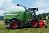 =Fendt Katana 65 mit Kemper P 3001 PickUp, gesehen auf dem Ausstellungsgelände der Fendt-Freunde Bad Bocklet im Juni 2018