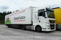 =MAN TGX als Kühltransporter der Firma TÖNNIES-Fleisch rastet im Juni 2018 an der A 7