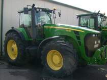 Die Langschnautze, John Deere 8230 auf dem Gel�nde des John Deere H�ndlers in Schellenberg 