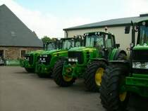 Aufstellung in Reih und Glied.  Neue John Deere Schlepper 7430, 7930 und 8230 beim Schleppertreffen in Schellenberg 